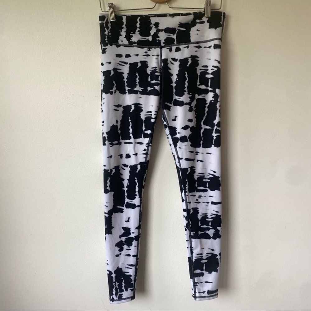 Alo Yoga black/white patterned athletic leggings size small